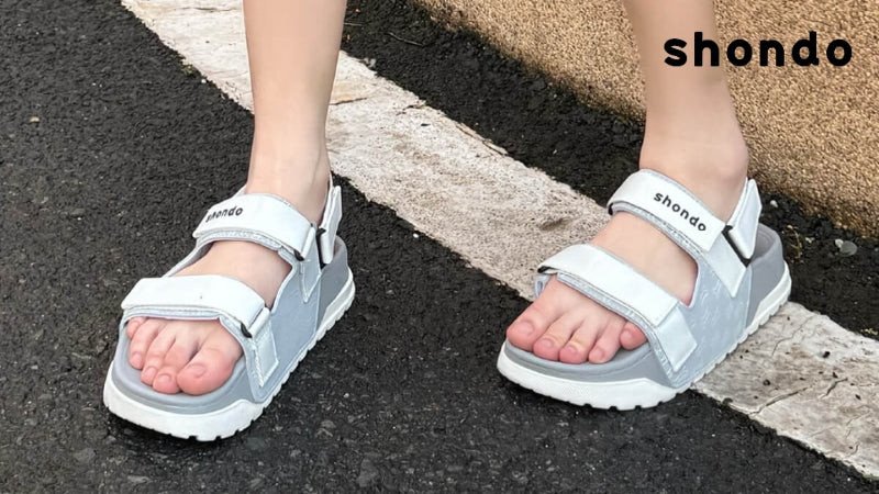Váy ngắn mang giày sandal đế xuồng màu xám trắng, tạo vẻ ngoài dịu dàng và thoải mái