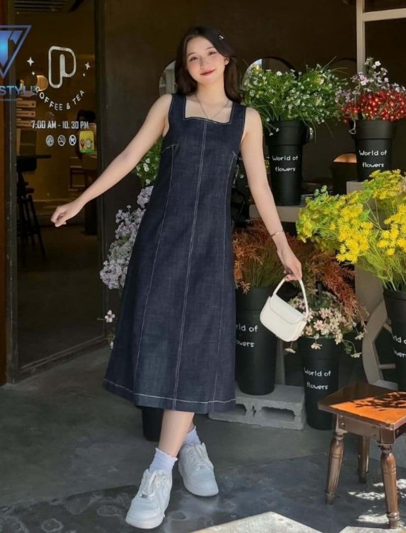 Váy yếm kaki màu be kết hợp với giày thể thao trắng năng động