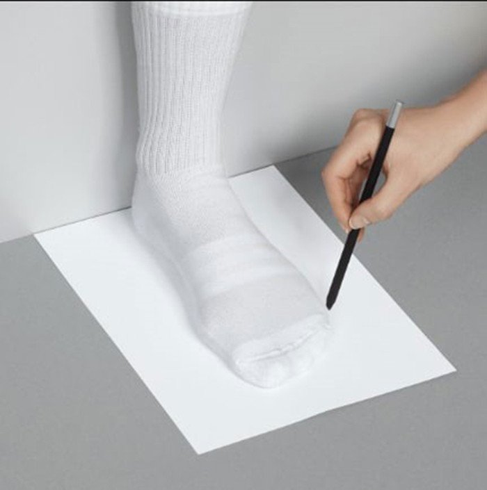 Vẽ đường viền bàn chân để xác định size giày Converse cho nam