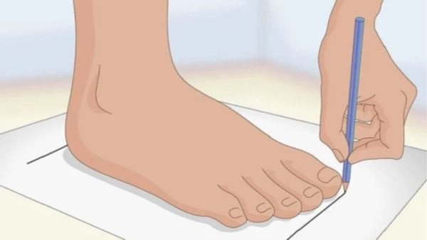 Vẽ đường viền bàn chân và đo chiều dài