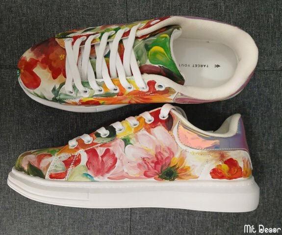 Vẽ hoa văn trên giày thể thao theo yêu cầu