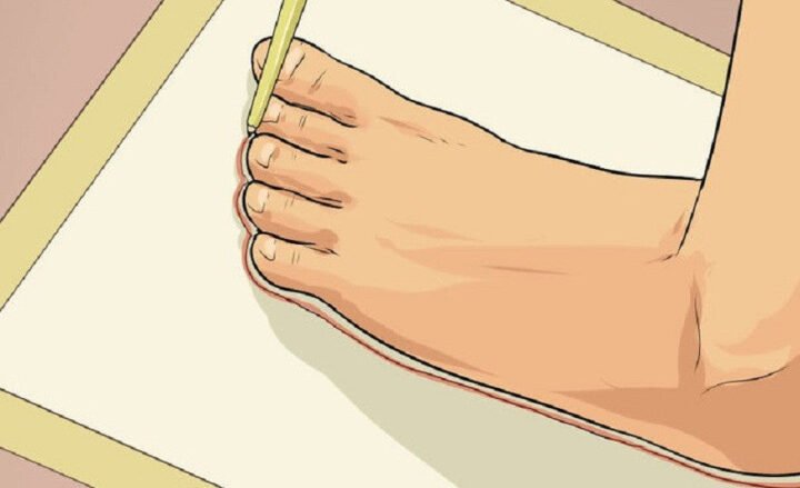 Vẽ khung bàn chân trên giấy để xác định kích thước giày size 43
