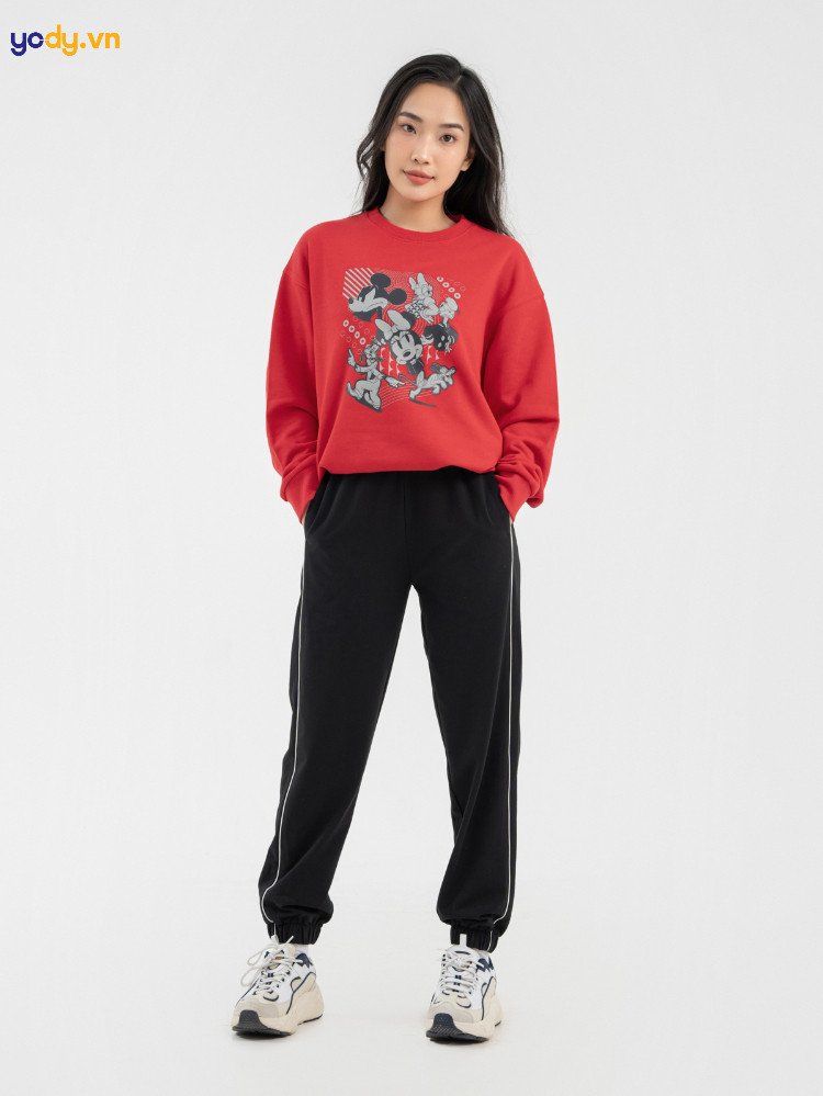 Vẻ năng động của giày thể thao Yody khi phối cùng quần jogger