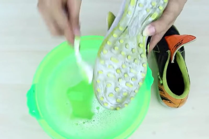 Vệ sinh đế giày đá bóng