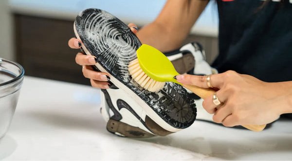 Vệ sinh đế giày Jordan loại bỏ mọi vết bẩn