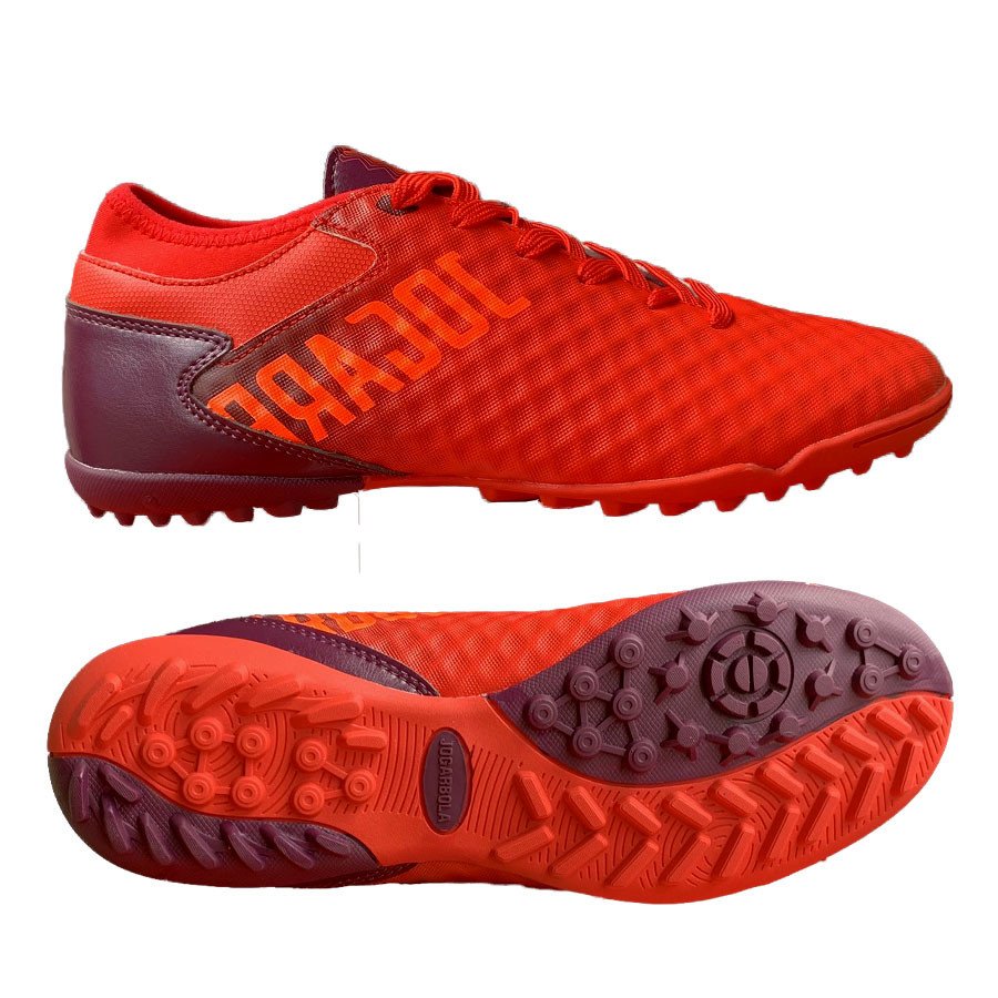 Vệ sinh giày đá bóng đã qua sử dụng Jogarbola ColorLux 2.0 màu đỏ.