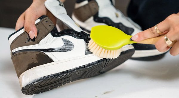 Vệ sinh giày Jordan chất liệu da cẩn thận