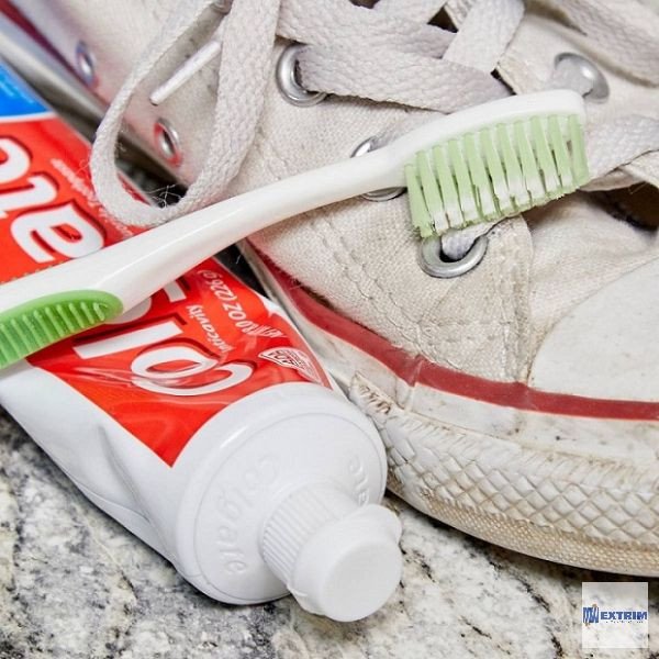 Vệ sinh giày Puma với kem đánh răng đơn giản và hiệu quả