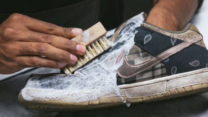 Vệ sinh giày sneaker hà nội định kỳ giúp giày luôn sạch sẽ và bền đẹp