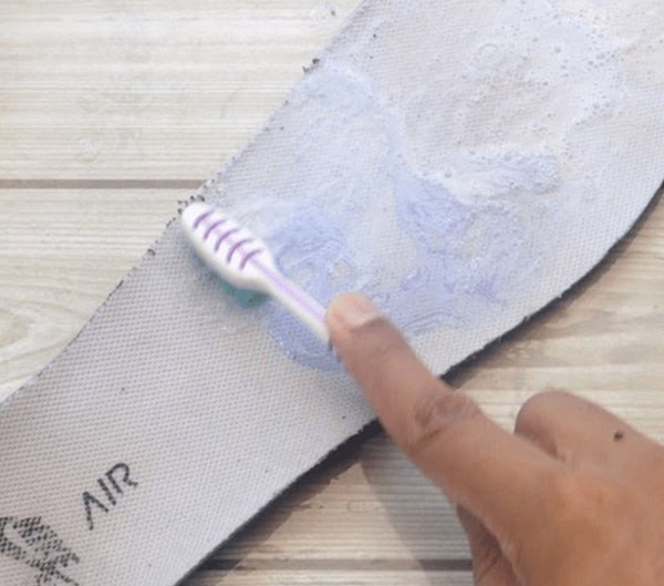 Vệ sinh lót giày Nike định kỳ