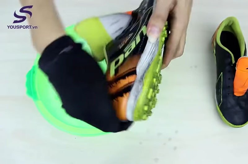 Vệ sinh thân giày bóng đá