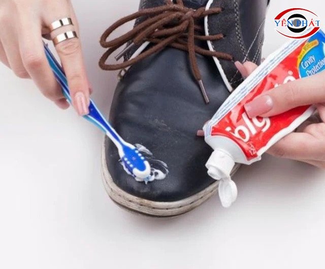 Vệ sinh và làm bóng giày da bằng kem đánh răng