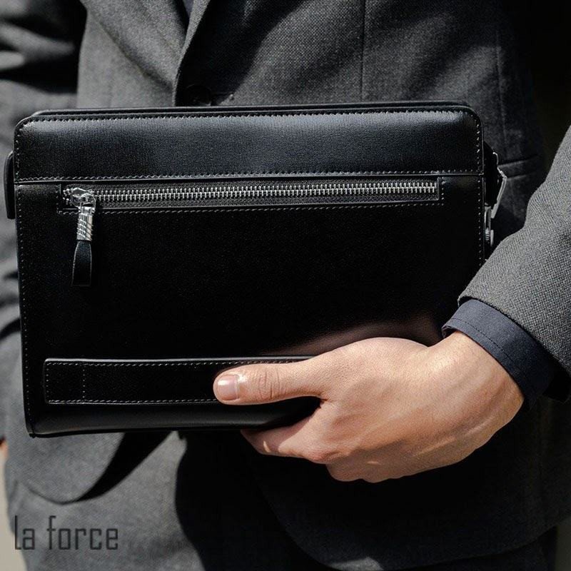 Ví da cầm tay kết hợp tinh tế cùng vest và giày Jordan