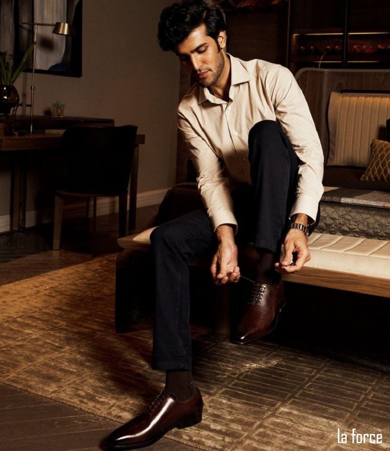 Vớ trơn màu tối là lựa chọn an toàn khi giày tây mang vớ gì