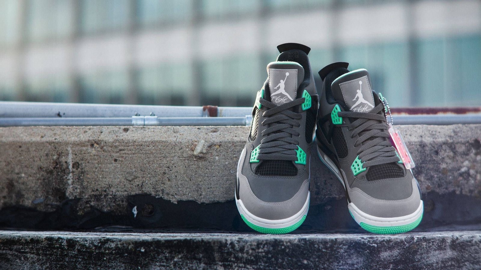 Wallpaper Jordan 1 Mid Shadow trên nền đen