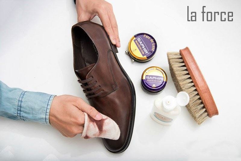 Xử lý nấm mốc trên giày tây bằng giấm ăn
